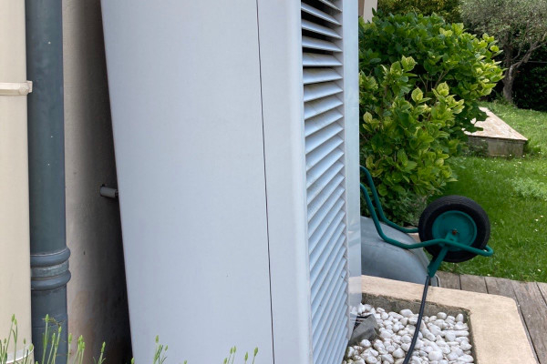 Installation d'une pompe à chaleur air-eau VAILLANT pour effectuer le rafraichissement de ma maison d'été à EGUILLES