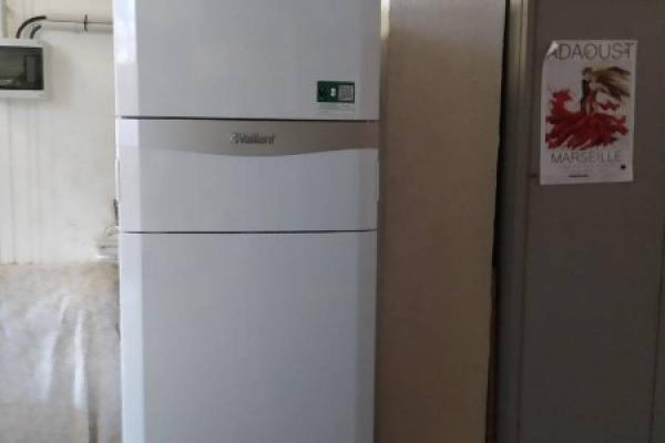 Pose d'une pompe à chaleur air eau VAILLANT par AJJY CONCEPT à LES PENNES MIRABEAU