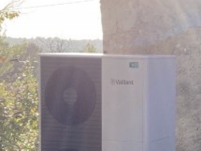 Quelle entreprise ou station technique peut effectuer la mise en service et l'entretien de ma pompe à chaleur (PAC) air-eau Vaillant à Rognes près d'Aix-en-Provence ?